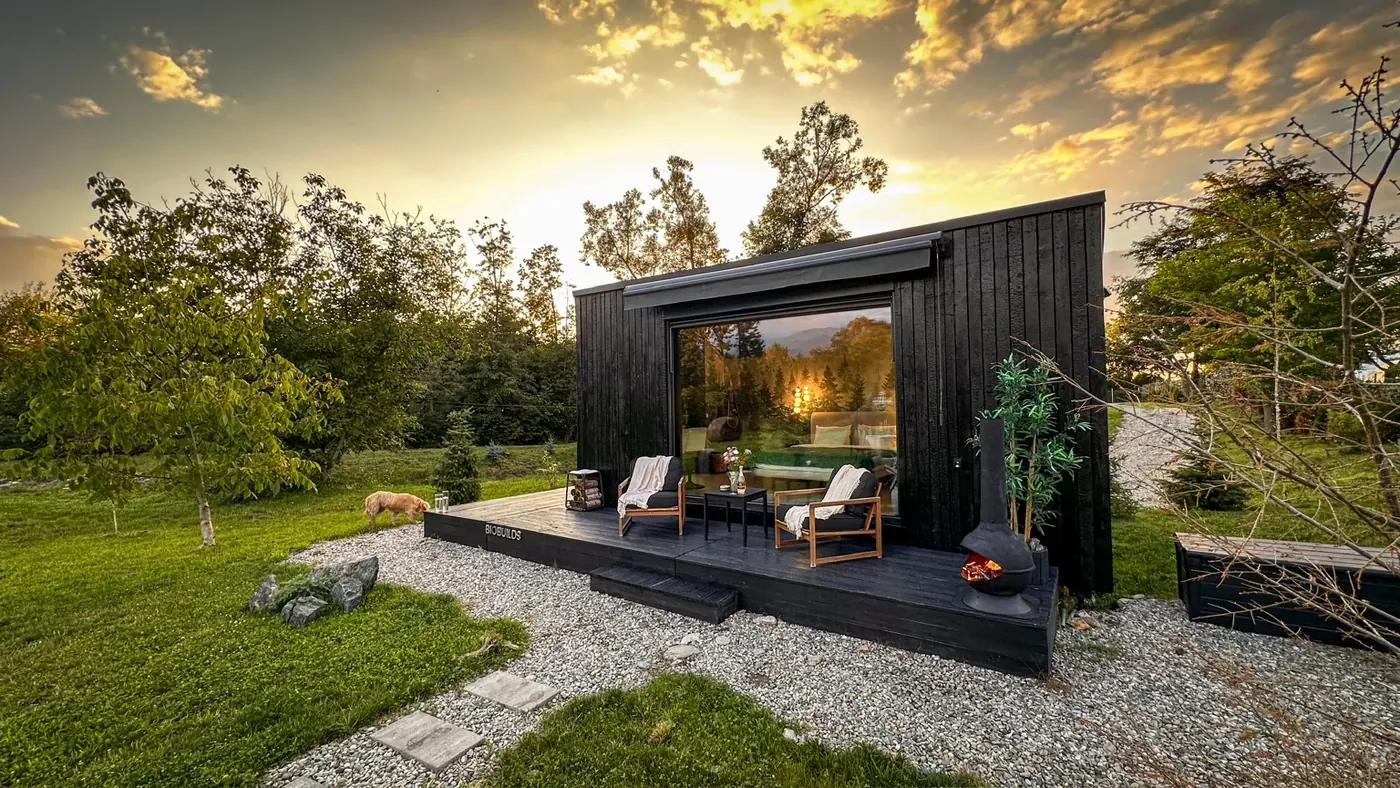 Forest Chalet de la Porumbacu Garden, înconjurat de grădină și natură