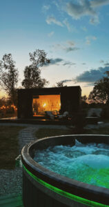 Forest Chalet – eco-friendly accommodation with a hot tub and sauna in Porumbacu de Sus